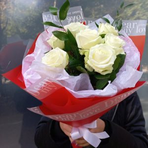 7 белых роз с конфетами в Мариуполе фото