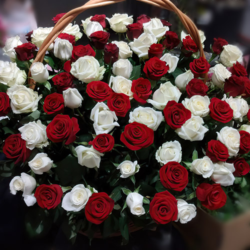 Фото товара Корзина красных и белых роз в Мариуполе
